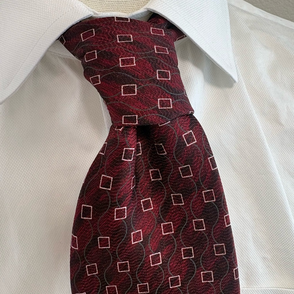 Men's Burgundy Patterned Silk Tie - Classic Square Motif
